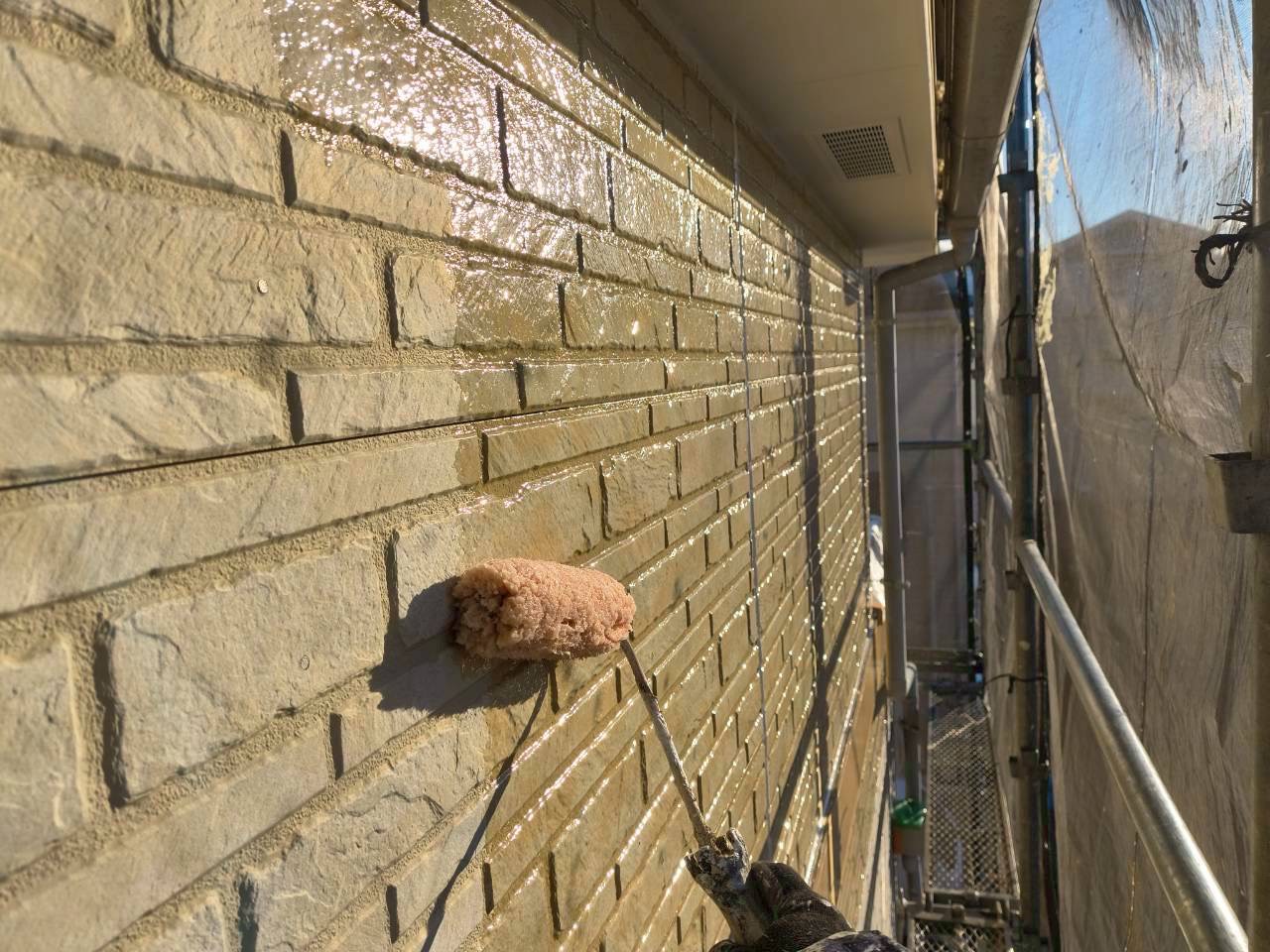 外壁塗装の下塗り材施工状況